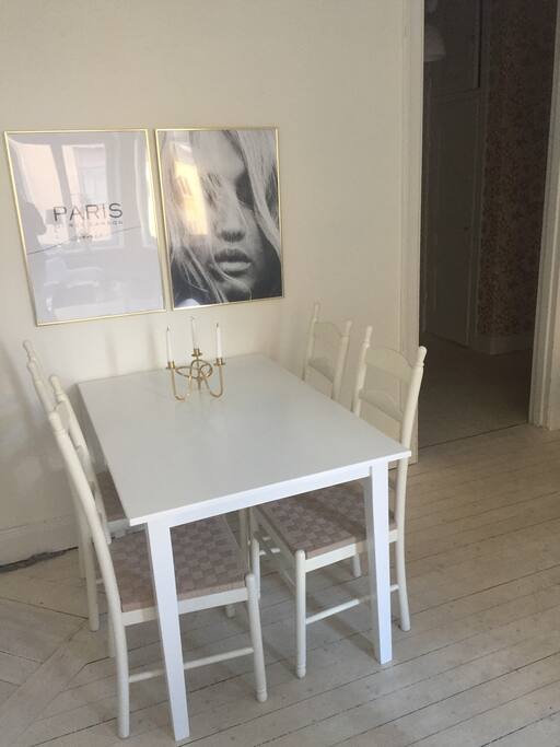 Matplats för minst 4 pers (möjlighet att förlänga bordet)