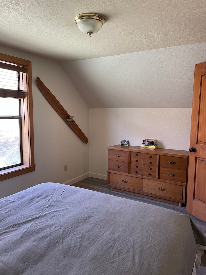 Втора слика од горната западна спална соба на горниот кат. 