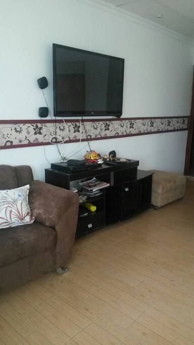 En la habitacion tendra conexiones para cargar su celular, comodos sofá, balconcito si desea aire libre