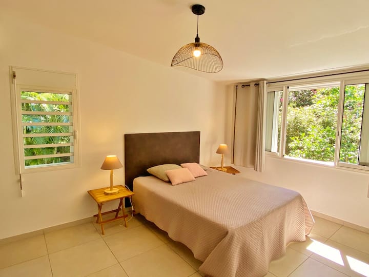 Camera da letto 4 spaziosa e climatizzata, con un letto queen-size