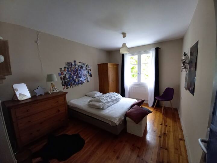 Chambre 3. Grand lit double. Vue tennis. 