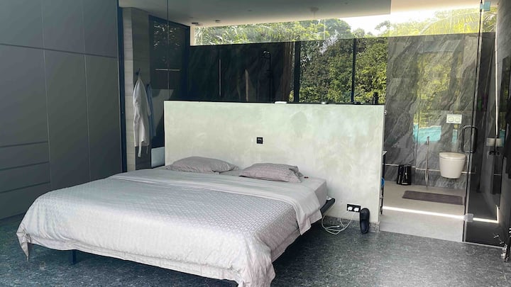 חדר הורים עם חדר רחצה וסמוך לבריכה .