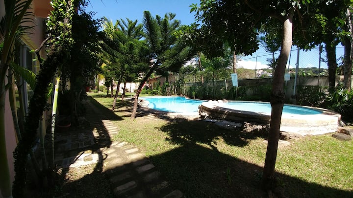 BRIGHT Breezy Room With View, Pool, WIFI, Kitchen