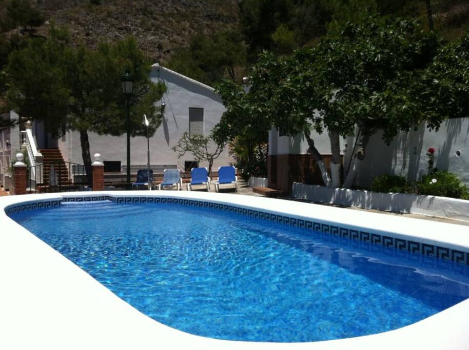 PISCINA CON HAMACAS PARA TOMAR EL SOL EN RELAX