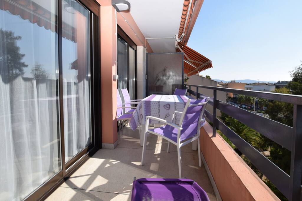 Terrasse avec petite vue mer