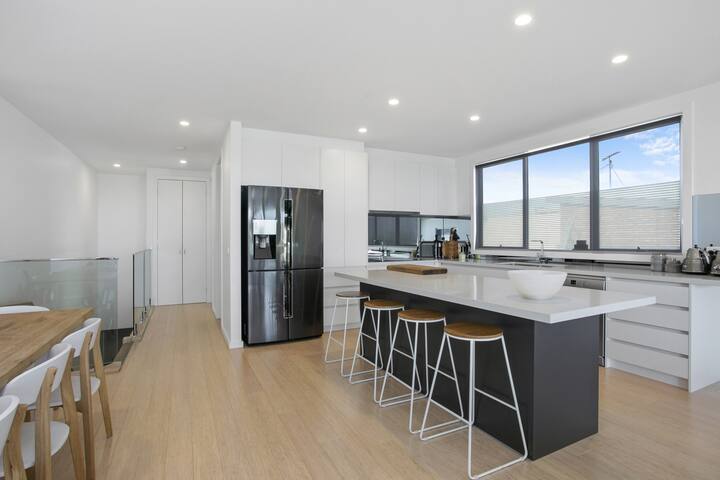 Beachside Living with Sea Views at The Pines gallery image 5