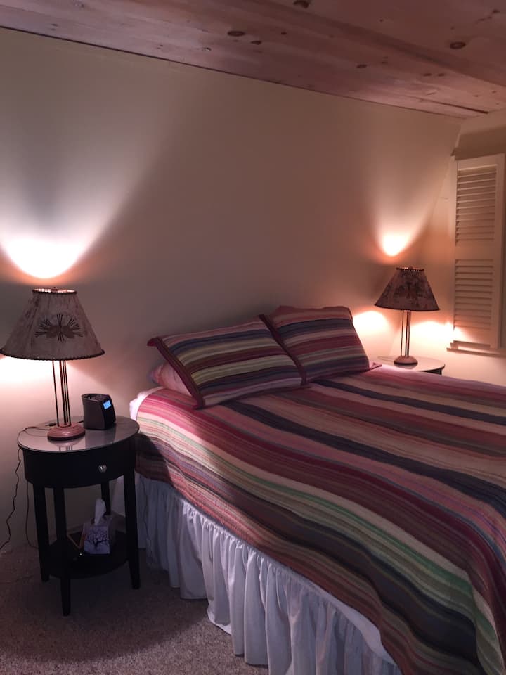 Chambre au rez-de-chaussée avec lit queen size. Tous les nouveaux lits 2015.