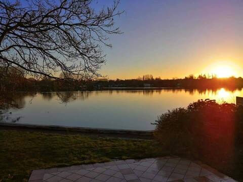 Accommodation de Charme with Spa on the banks of the Lake