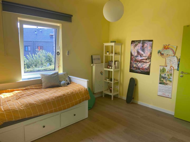 Slaapkamer met 1 bedbank dat kan omgevormd worden tot een dubbel bed (160 cm). Er is ook nog een hoogslaper aanwezig in deze slaapkamer voor 1 persoon.