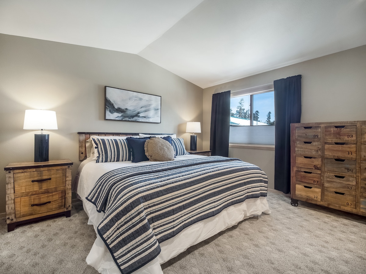 غرفة نوم رئيسية بسرير بمقاس كبير وحمام داخلي 