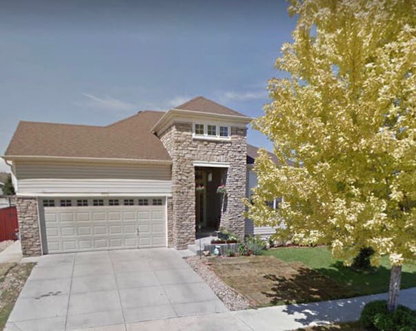 Close to Denver Int Airport-Bedroom, Private Bath