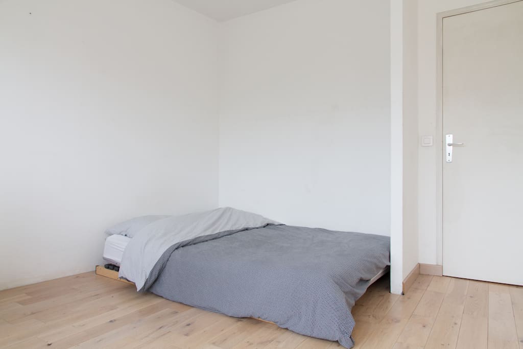Votre chambre a avec vrai lit, wifi ultra haut débit, accès direct à la terrasse - Your bedroom, with real bed and ultra fast wifi, opening right on the terrace
