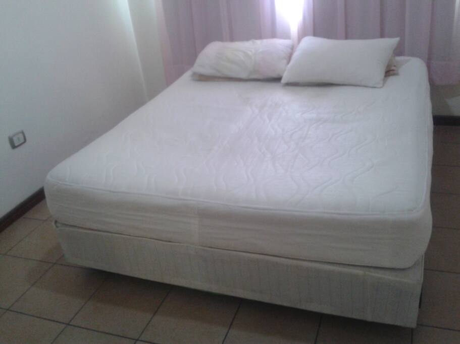 Camas confortables con muebles para guardar ropa.