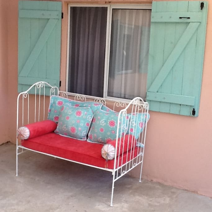 sillón en patio trasero