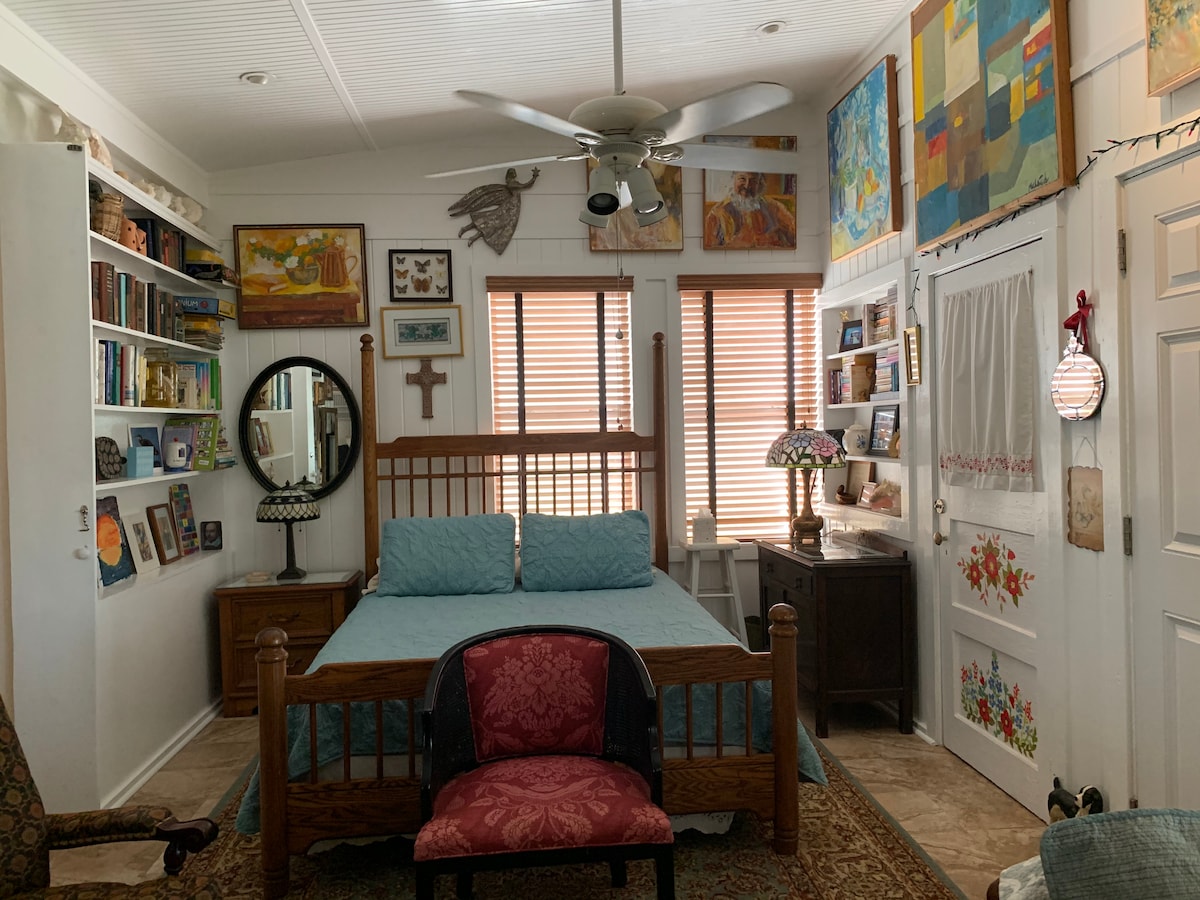 חדר שינה קווין סייז עם פינת ישיבה