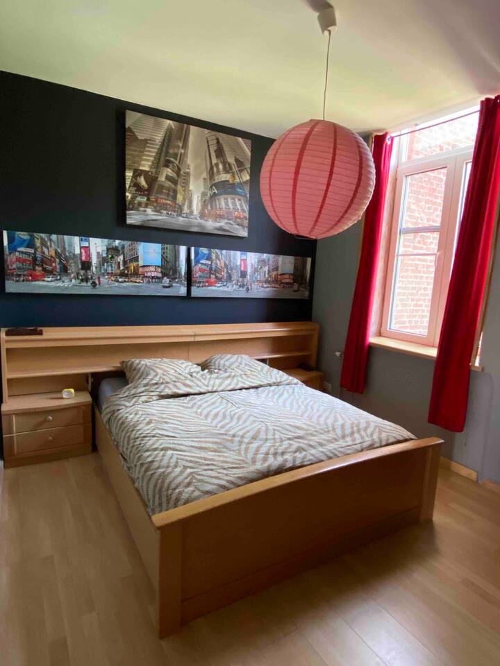 Chumba cha kulala cha 2. Kitanda cha 1.80 m , viti 2 na WARDROBE ndogo