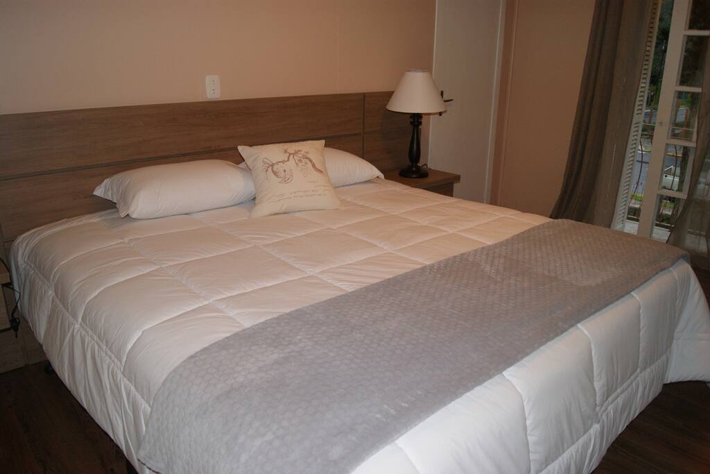 Quarto com cama king size.