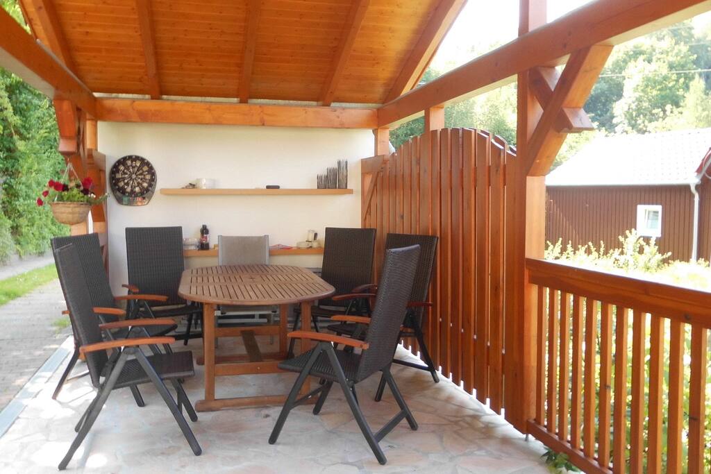 überdachte Sitzecke mit Holzkohlegrill