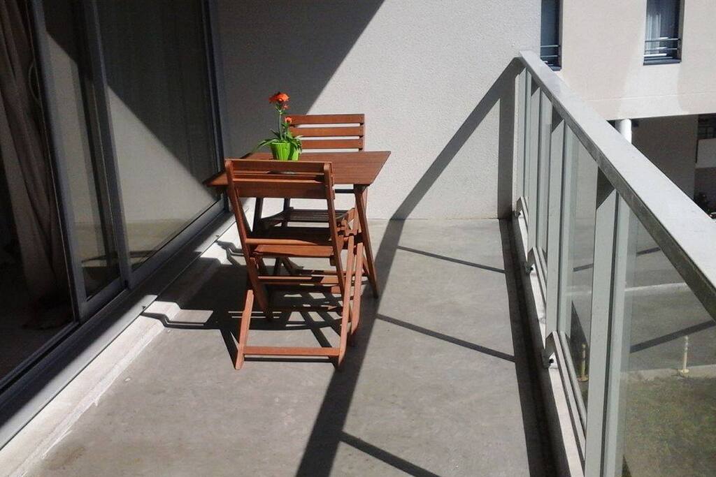 Le salon et la cuisine donne sur le balcon