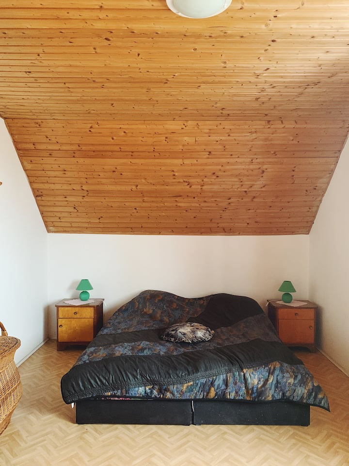 Chambre 1.
Schlafzimmer 1.
Chambre 1.