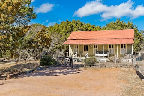 40% off! Cozy Farmhouse/Hot Tub/Close to Town!
