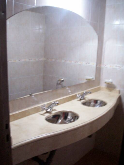 nuestros baños son diaria y cuidadosamente aseados