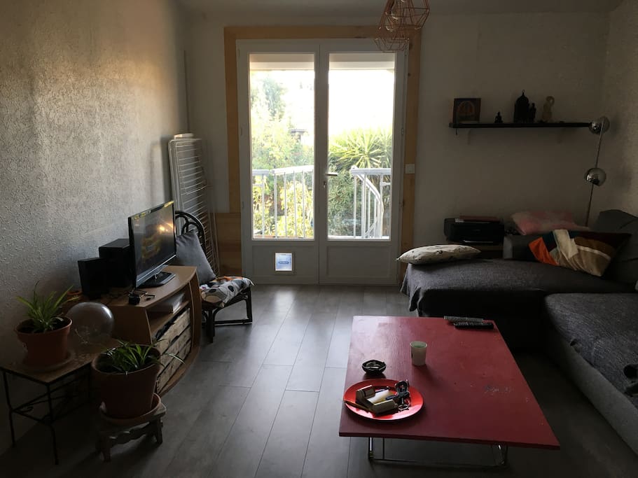 Salon avec accès sur cour et chambre d'ami / bureau