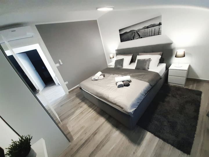 Spavaća soba broj 2 sa velikim bračnim krevetom, klimom i tv-om/ dormitorio n .º 2 con una cama doble grande, aire acondicionado y TV / dormitorio n .º 2 con cama doble grande, aire acondicionado y TV