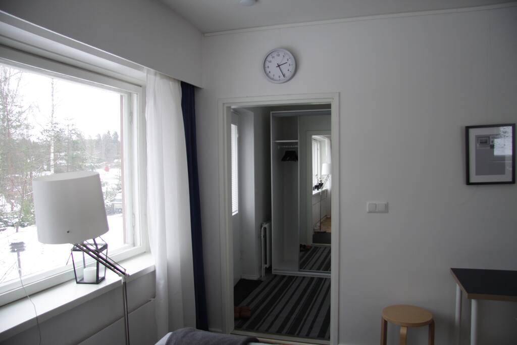 Eteisessä vaatekaappi ja kylpyhuone