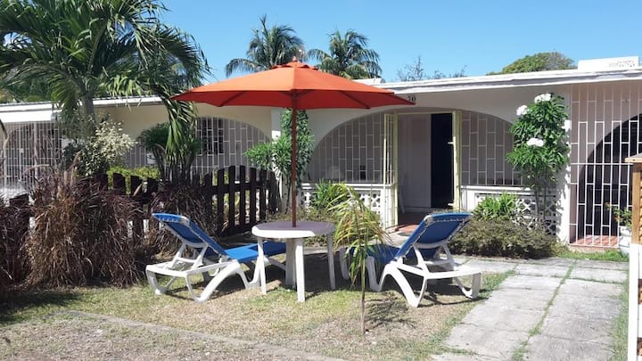 Cozy Holetown Apartment, St. James