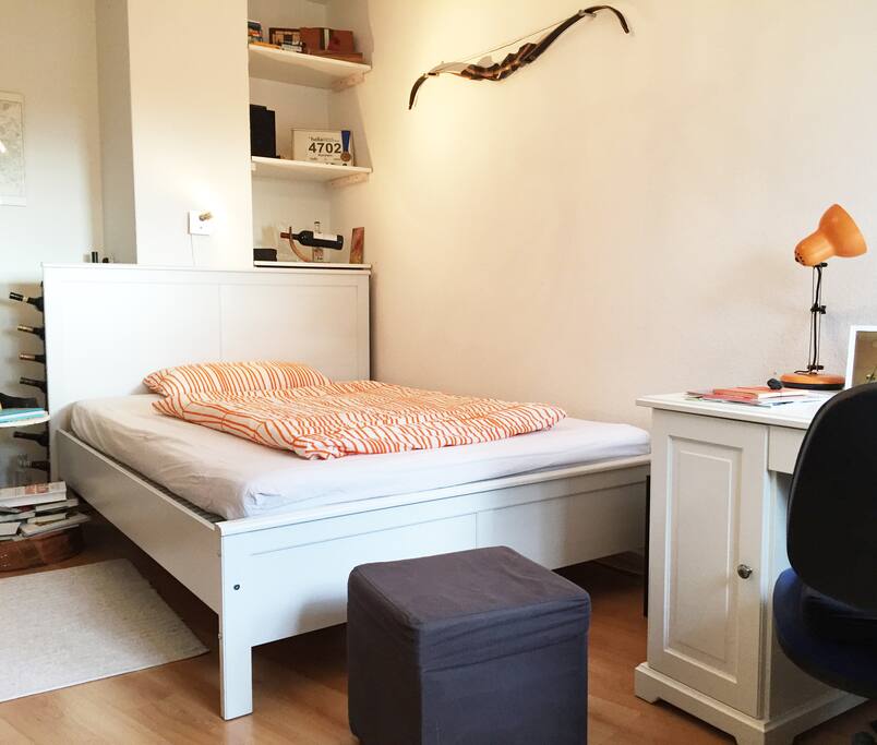 Schlafzimmer 1: mit zwei separaten Lattenrosten ideal für Paare
