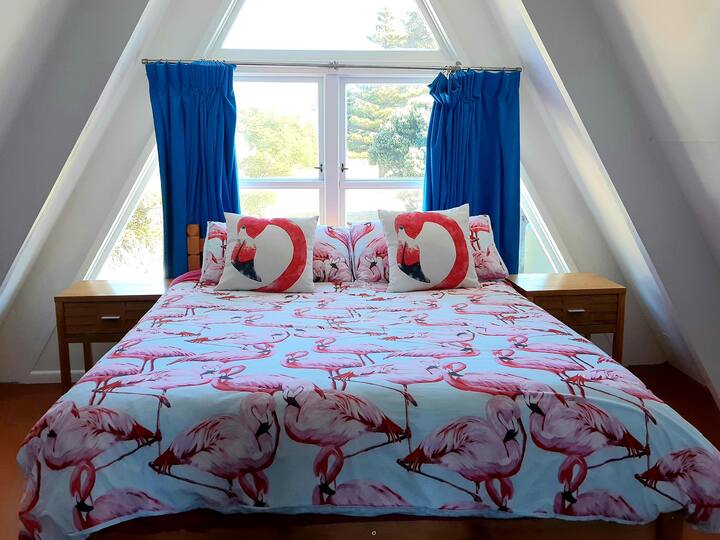 Segundo dormitorio arriba con vistas al campo de golf. Cama queen nueva, lo que hace que las noches de sueño sean cómodas.