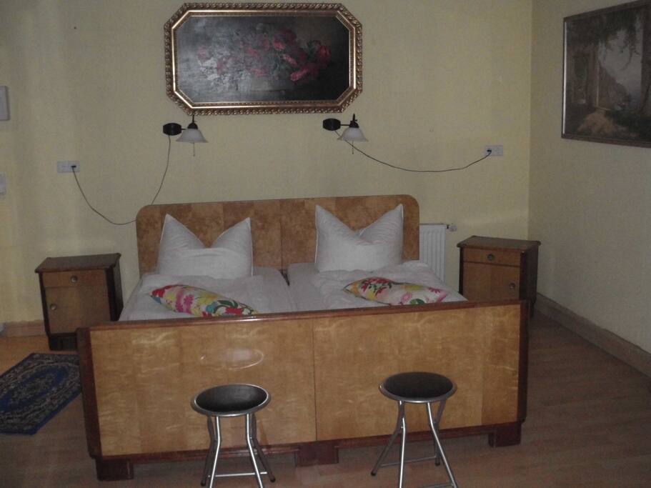Schlafzimmer mit Doppelbett
