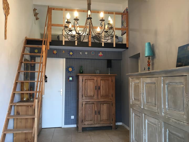 Habitación 2 con altillo donde se encuentran las 2 camas individuales 