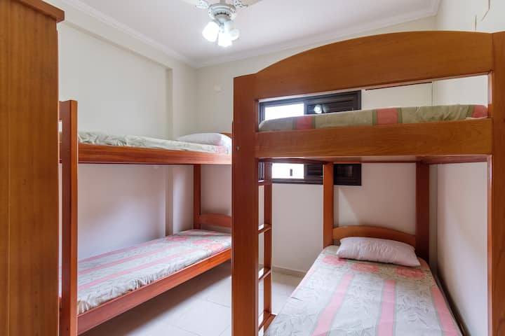 1号房间配备新空调、吊扇、两张双层床和两张床，大厅对面有卫生间。 窗户防护屏幕。