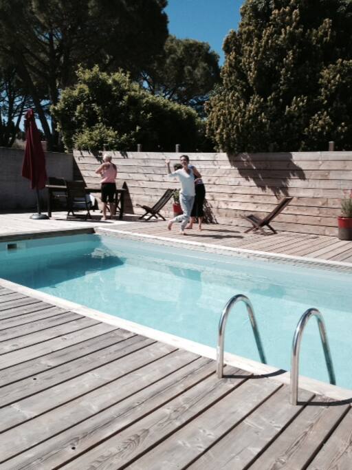 Cours de yoga au bord de la piscine