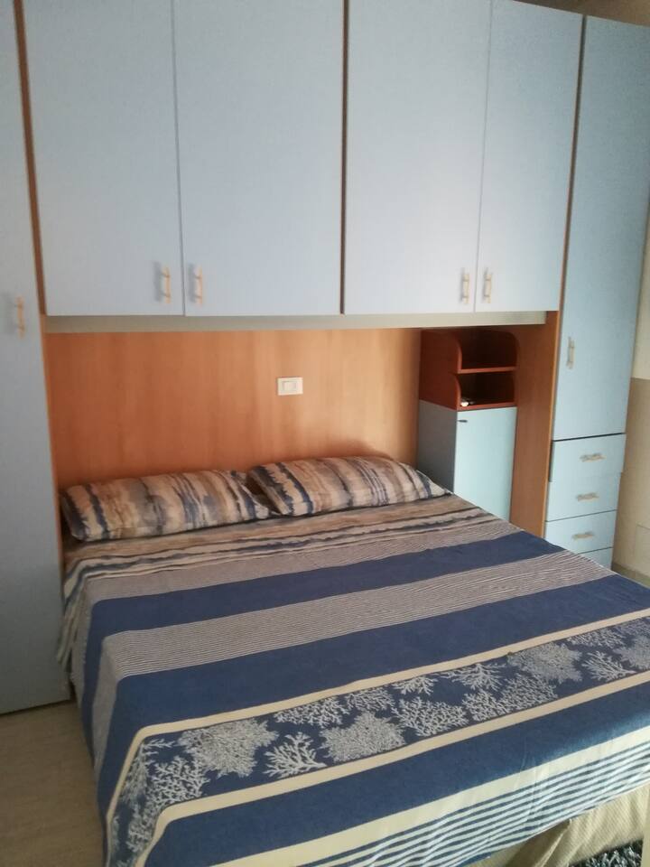 标准双人床，配备壁挂电视，并可使用公共阳台 