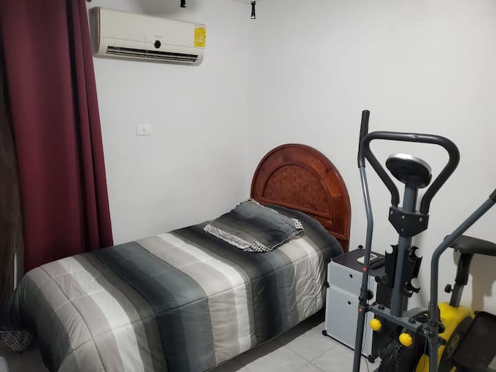 Chumba cha kulala na kitanda kimoja, vifaa vya mazoezi.