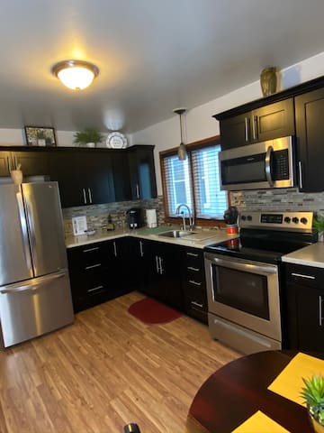 Modern West Side Apartment!!