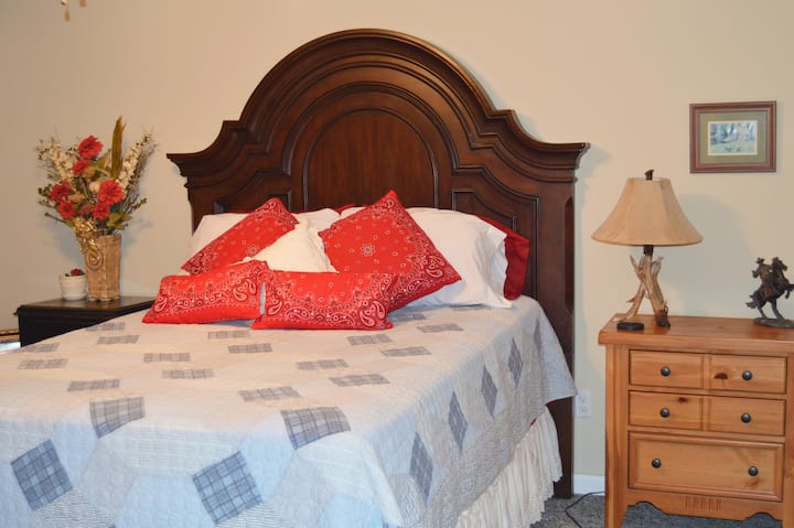 Tommy's Tuck Away Room (At Goose Hill Downs B&b) - Berea, KY