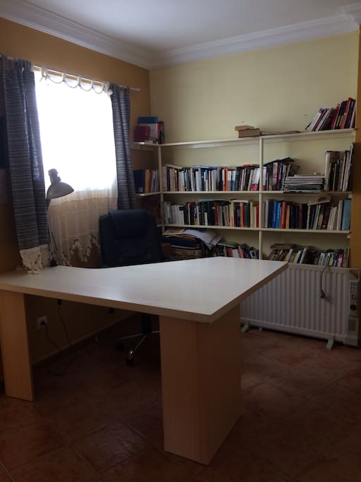 Mesa para lectura o ordenador