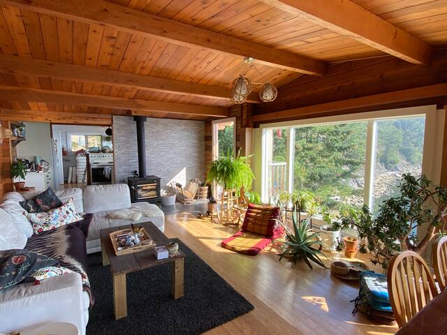 Waterfront Escape Galiano gallery image 3