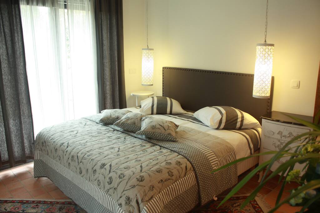 Gîte "Campagne Chic" Chambre principale équipée de 2 lits (+10€) ou 1 lit de 180x200, baies vitrées donnant su le jardin