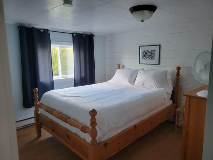 Dormitorio de arriba # 1 con cama tamaño queen. 
