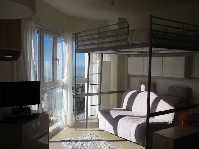 Beautiful apartment at the foot of the track