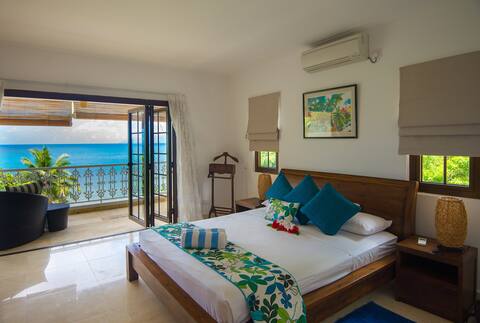 Beachfront 2 Bedroom Condo - Belhorizon