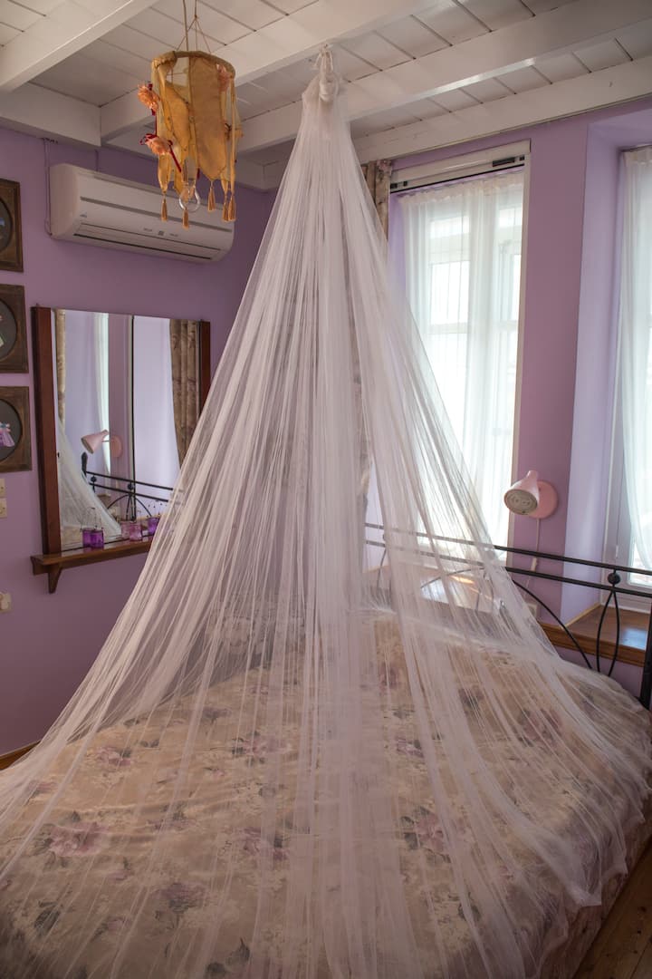 غرفة النوم الأرجوانية.