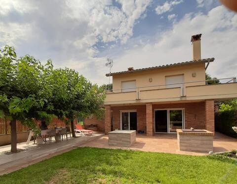 "Les moreres ", villa with garden and large barbecue
