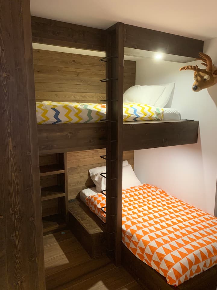 ห้องพักสไตล์เคบินพร้อมเตียงเดี่ยวขนาดใหญ่ 2 เตียง (1 เมตร x 2 เมตร) เพื่อความสะดวกสบายสูงสุด