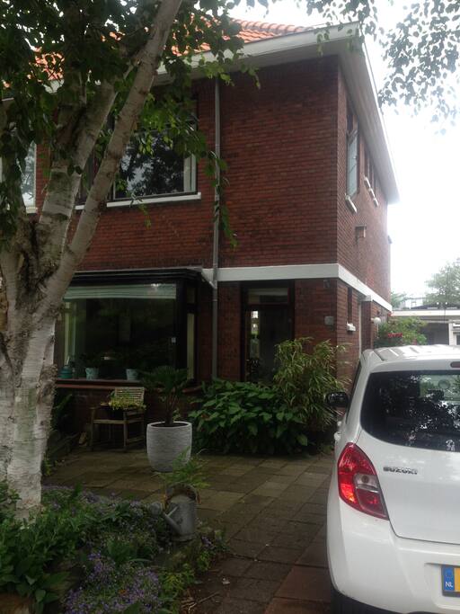 Eigen parkeergelegenheid bij het huis.